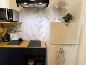 Fridge, microwave, stovetop, electric kettle - **2 min from the Jet d'Eau | Renovated 24m² studio apartment, Geneva center **) (Genève)