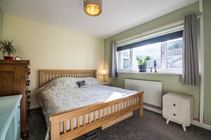 WiFi, bed sheets, wheelchair access