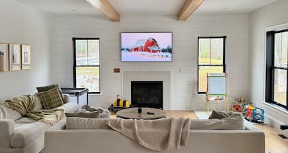 Your FIFA World Cup 26 rental home - 4.4 mi from Gillette