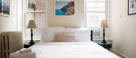 Escritorio, tabla de planchar con plancha, wifi y ropa de cama