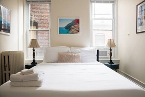 Skrivebord, strykejern/-brett, wi-fi og sengetøy