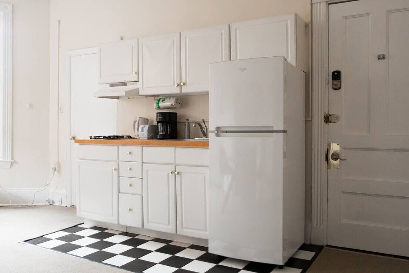 Geladeira, micro-ondas, cafeteira/chaleira, torradeira