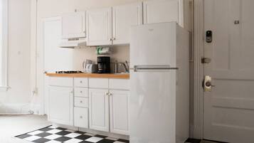 Geladeira, micro-ondas, cafeteira/chaleira, torradeira