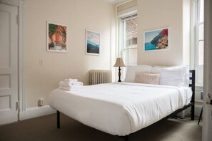 Een bureau, een strijkplank/strijkijzer, wifi, beddengoed