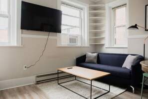 TV - Centrally located 1bed | Newbury Street (Boston)