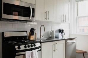 Fridge, microwave, oven, stovetop - Centrally located 1bed | Newbury Street (Boston)