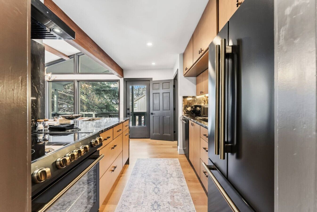 Een microgolfoven, een oven, een kookplaat, een vaatwasser