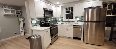 Microondas, horno, parrilla de estufa y lavavajillas