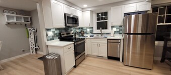 Nautical theme Cottage Lake views/Access, mins to Cedar Point, Sports Force Boat