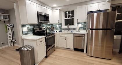 Nautical theme Cottage Lake views/Access, mins to Cedar Point, Sports Force Boat