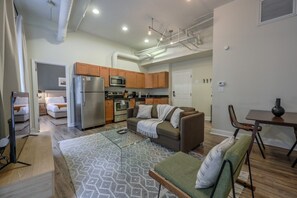 TV - Bold, Spacious 2br in Boston`s Financial District (Boston)
