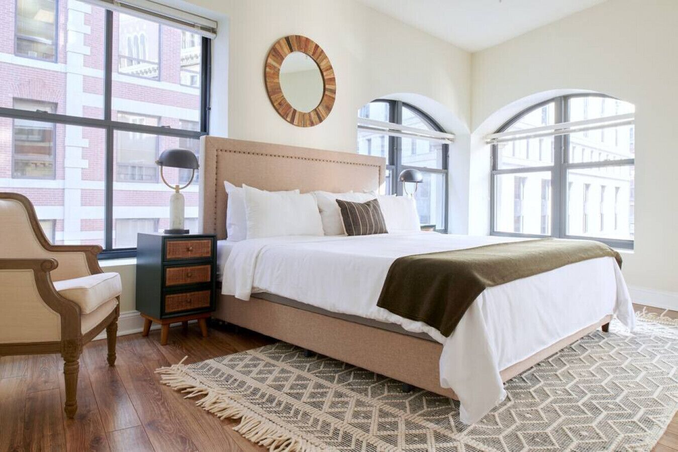 Escritorio, tabla de planchar con plancha, wifi y ropa de cama 