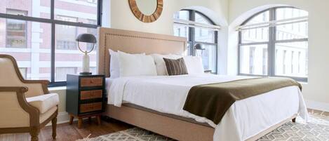 Escritorio, tabla de planchar con plancha, wifi y ropa de cama