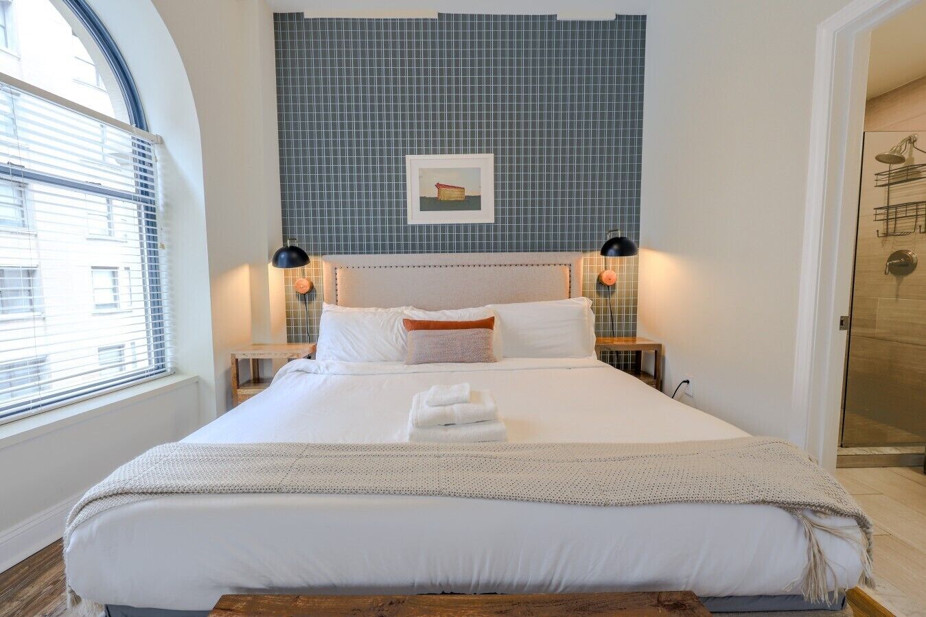Desk, iron/ironing board, WiFi, bed sheets