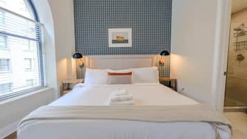 Desk, iron/ironing board, WiFi, bed sheets