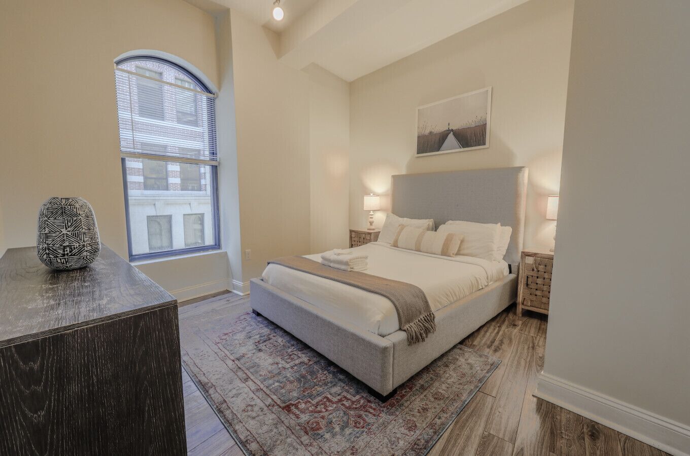 Een bureau, een strijkplank/strijkijzer, wifi, beddengoed