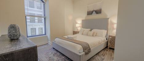 Een bureau, een strijkplank/strijkijzer, wifi, beddengoed