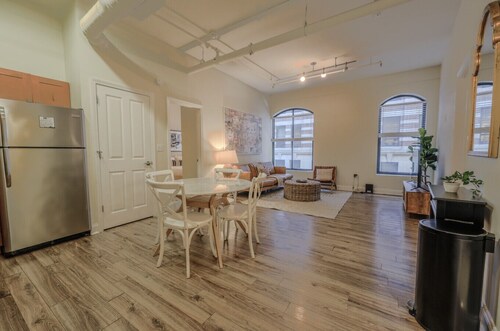 Milk153-3C-2/2 · Lavish FIDI 2br/2ba | Close to everything!