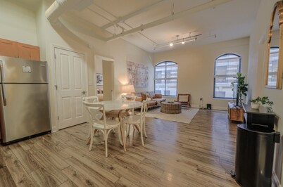 Milk153-3C-2/2 · Lavish FIDI 2br/2ba | Close to everything!