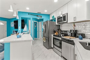 Refrigerador, microondas, horno y lavavajillas 