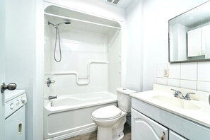 Shower, hair dryer - 245 Elliott · Centrally located 3BDRM home in CityCore! (Windsor)