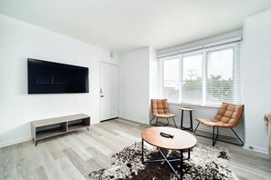 TV - 1032 Assumption · Trendy 3 BedRoom Perfect for Long Stays (Windsor)