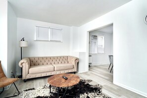 TV - 1032 Assumption · Trendy 3 BedRoom Perfect for Long Stays (Windsor)