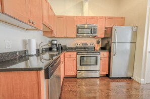 Réfrigérateur, four à micro-ondes, un four, surface de cuisson