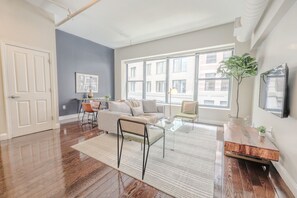 TV - Milk153-3D-2/2 · 2br/2ba FIDI Apt | Keyless Entry | Walk anywhere! (Boston)