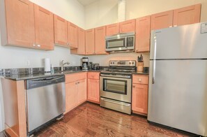 Fridge, microwave, oven, stovetop - Milk153-3D-2/2 · 2br/2ba FIDI Apt | Keyless Entry | Walk anywhere! (Boston)