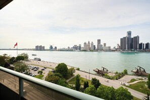 Property grounds - 902 - Stylish Waterfront Executive Condo (Windsor)