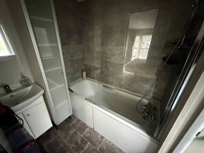 Combined shower/bathtub, deep-soaking bathtub, towels - Parkview Lodge Lilliardsedge (Jedburgh)