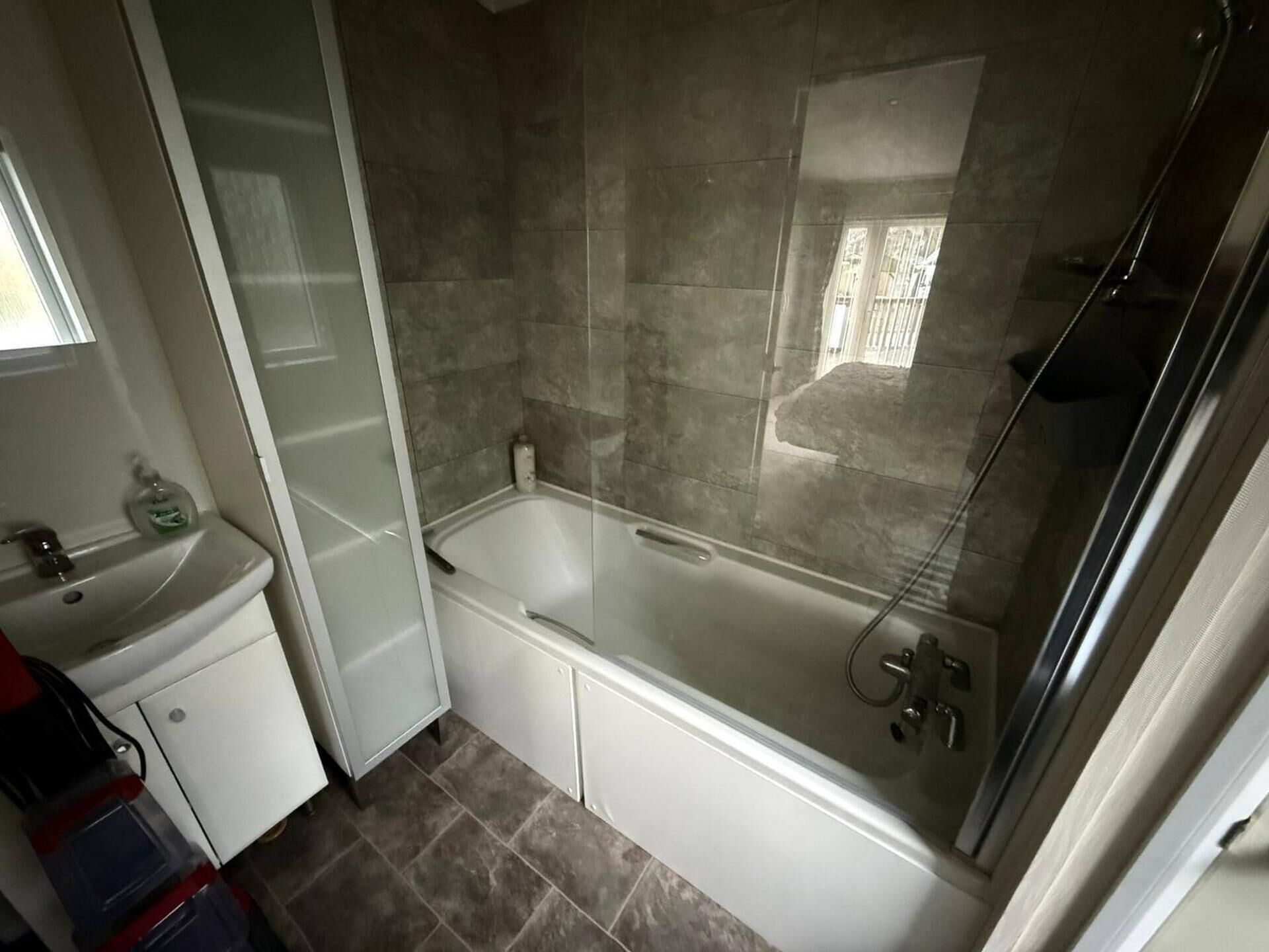 Combined shower/tub, deep soaking tub, hair dryer, towels