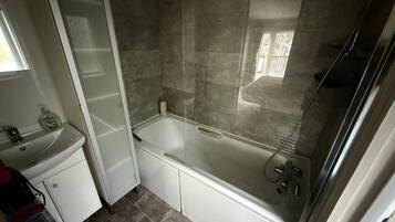 Combined shower/tub, deep soaking tub, hair dryer, towels