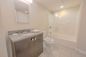 Hair dryer, towels - Milk153-4A-2/2 · Bright and Bold 2BR | Minutes from the T! (Boston)