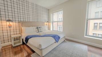 Desk, iron/ironing board, WiFi, bed sheets