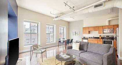 Open Air 2BR | FIDI Boston | Close to Everything!