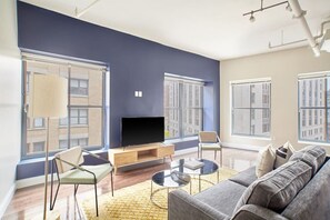 TV - Open Air 2BR | FIDI Boston | Close to Everything! (Boston)