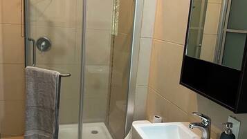 Douche, serviettes fournies, savon, papier de toilette