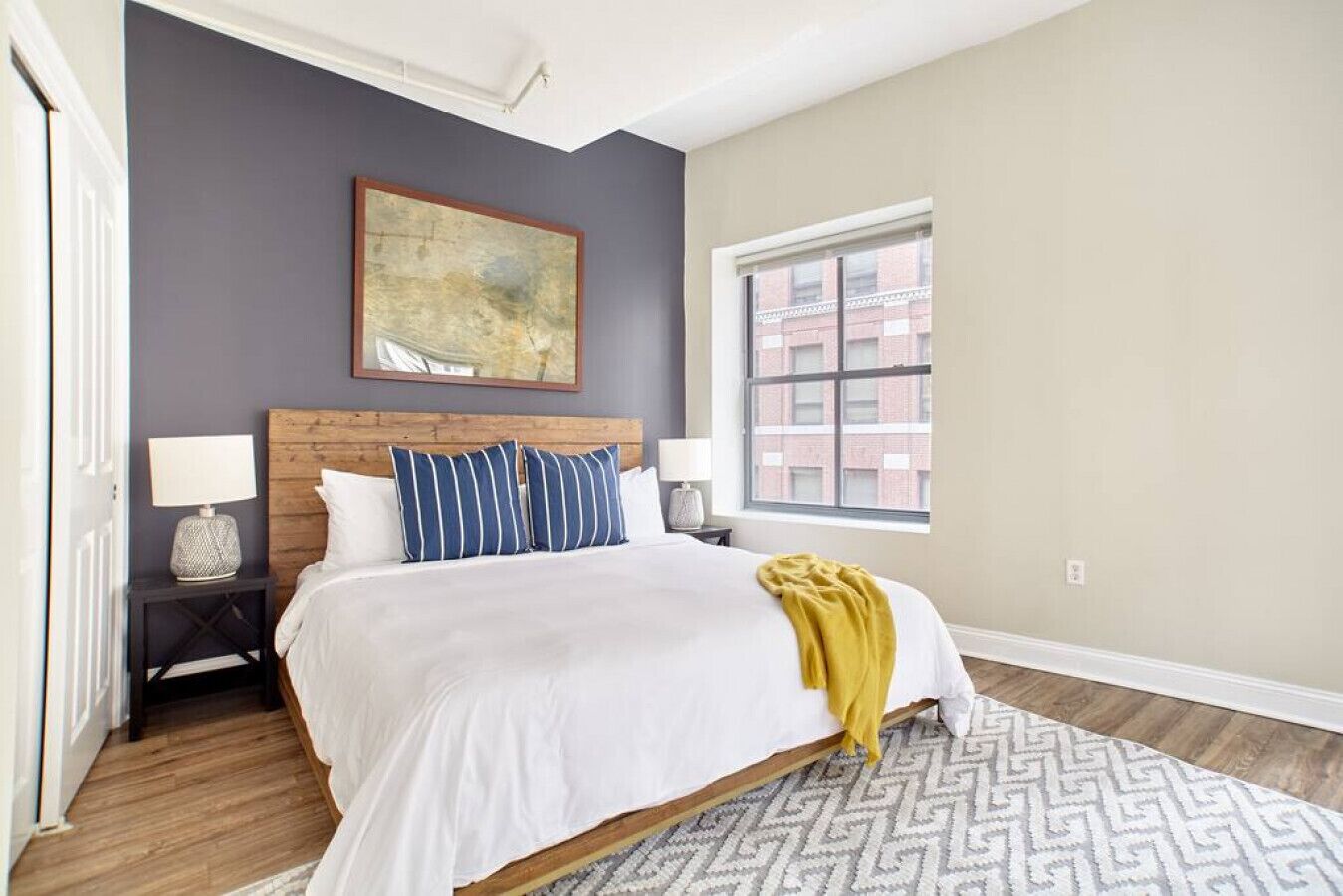 Escritorio, tabla de planchar con plancha, wifi