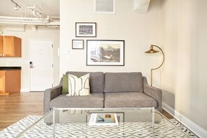 TV - FIDI 2br | Keyless Entry | Fully Furnished (Boston)