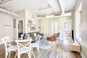 TV - FIDI 2br | Keyless Entry | Fully Furnished (Boston)