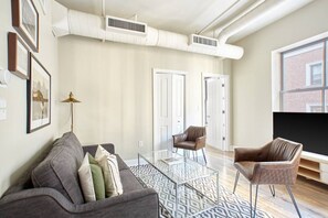 TV - FIDI 2br | Keyless Entry | Fully Furnished (Boston)