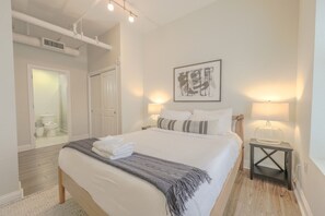 Schreibtisch, Bügeleisen/Bügelbrett, WLAN