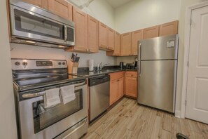 Kühlschrank, Wasserkocher mit Kaffee-/Teezubehör