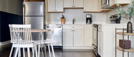 Refrigerador, cafetera/tetera, utensilios de cocina