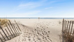 Nær stranden, solsenger og strandhåndklær