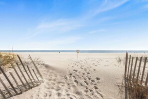 Beach nearby, sun-loungers, beach towels - Family Beachside Oasis Heated Pool, Hot Tub, King Bed (Gulf Shores)