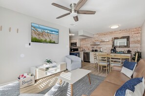 Smart TV, books - Family Beachside Oasis Heated Pool, Hot Tub, King Bed (Gulf Shores)