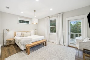 4 bedrooms, free WiFi, bed sheets - Outdoor Shower! Fenced-In Yard! 4 Bikes! Dogs Allowed! (Santa Rosa Beach)